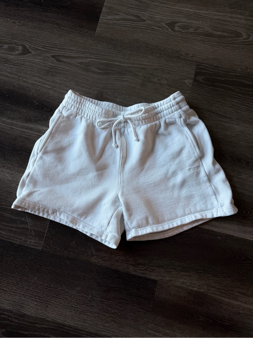 Aritzia TNA Cozy Sweatfleece Boyfriend White Shorts Women’s size Small